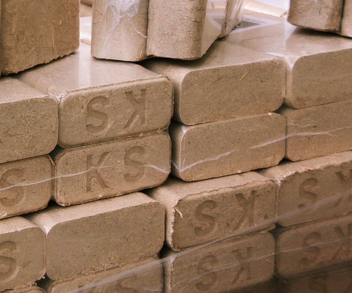 Hartholzbriketts

Ein Produkt aus regionaler Wertschöpfung, das zu 100% aus trockenen Eichenholzresten der Weinviertler Eiche besteht. Diese ausschließliche Verwendung entrindeten Materials produziert einen minimalen Aschenanteil (0,3% lt. Prüfung Holzforschung Austria) und ist damit ein besonders umweltschonendes Produkt. Unter hohem Druck und OHNE BINDEMITTEL werden die Holzreste zu Briketts gepresst. Damit handelt es sich bei den Briketts um ein reines Naturprodukt welches zur Gänze den aktuellen Umweltschutz-Vorschriften nach DIN 51731 und ÖNorm M 7135 entspricht.